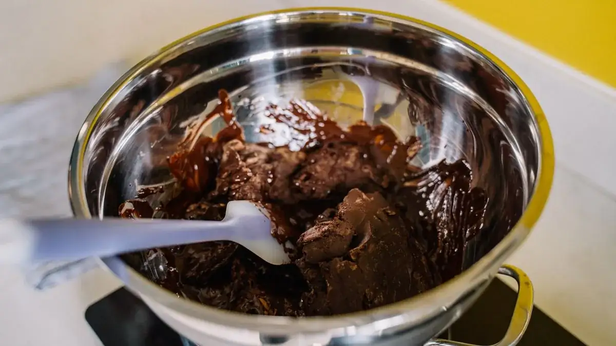 巧克力怎麼融化不結塊？隔水加熱與微波重點